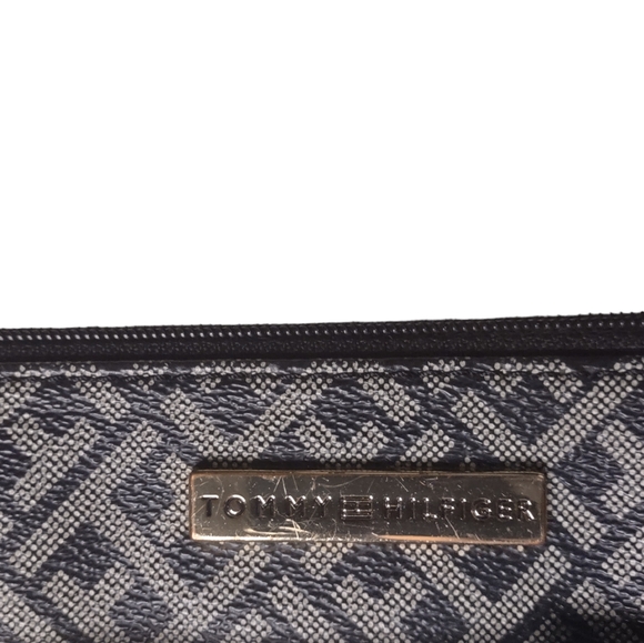 Tommy Hilfiger Grey and Black Purse with Inner Pocket and Strap - Picture 3 of 5